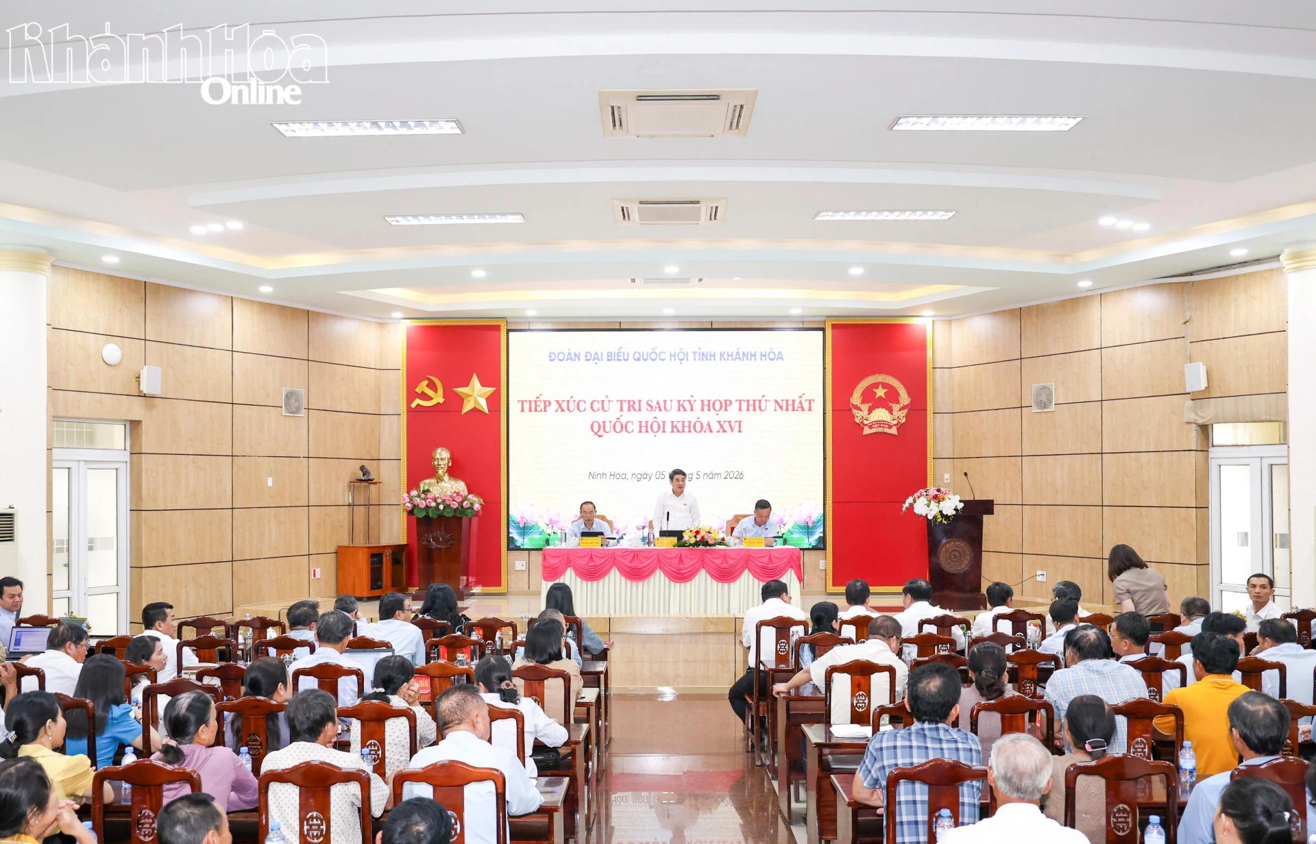 Đông đảo cử tri, nhân dân tham dự buổi tiếp xúc