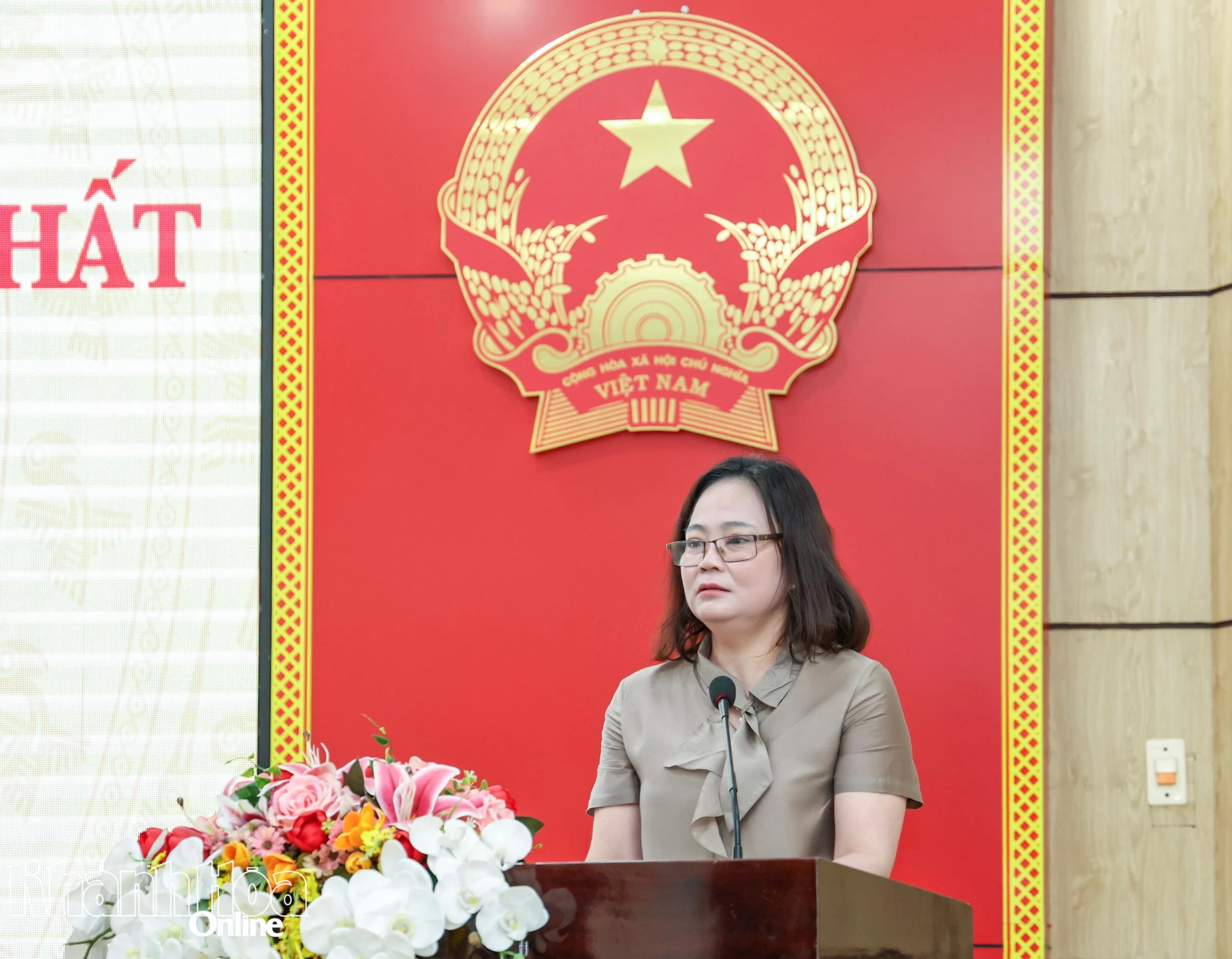 Lãnh đạo phường Ninh Hòa trao đổi với cử tri.