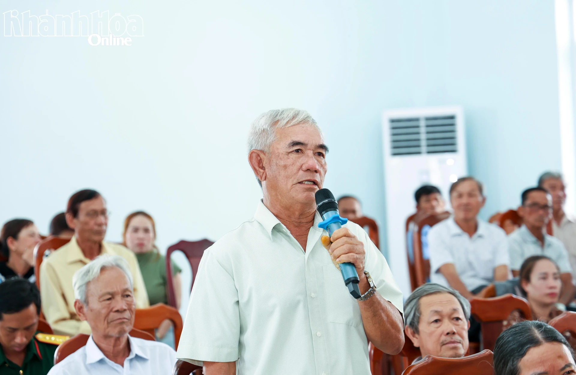 Cử tri kiến nghị tại buổi tiếp xúc.