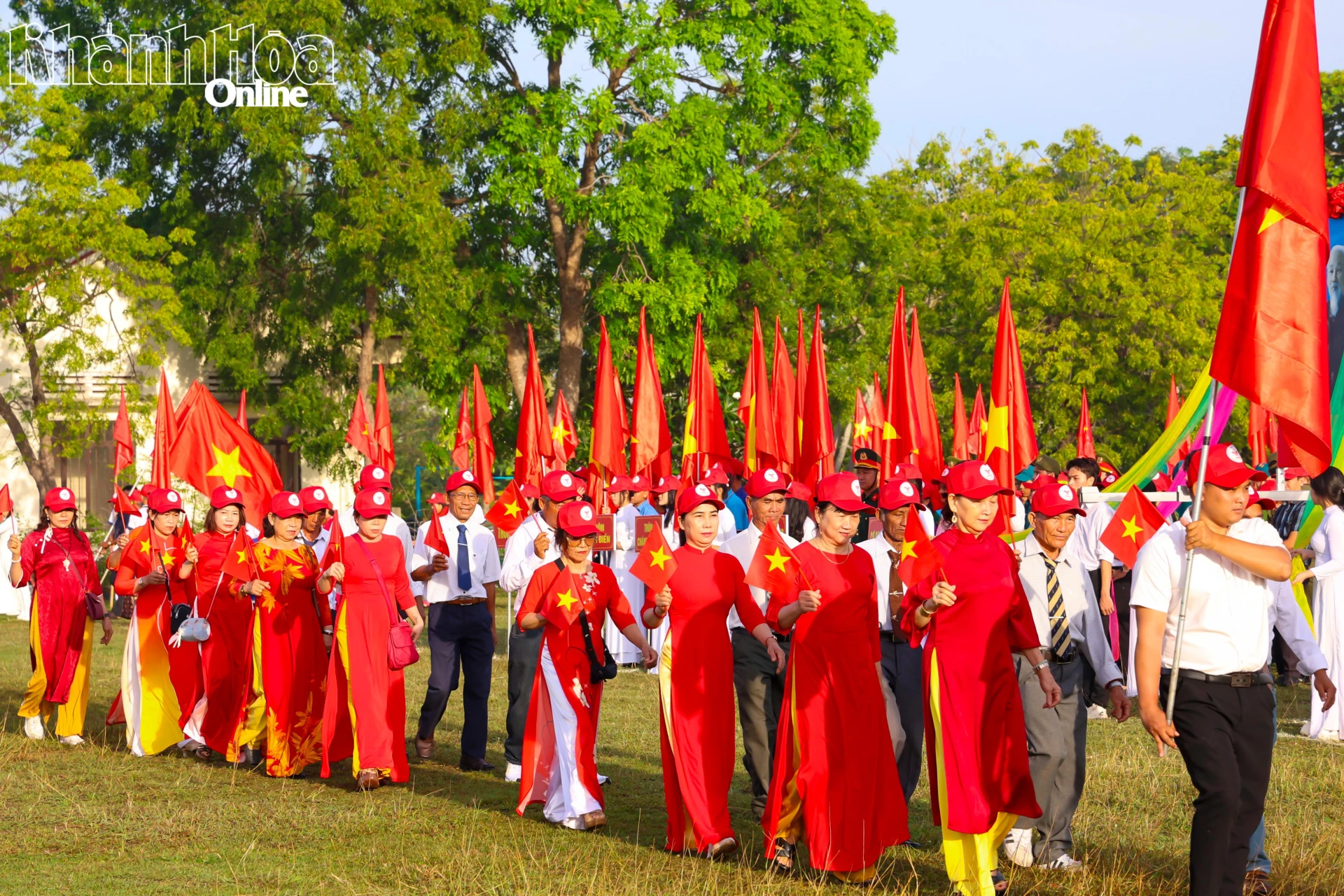 Các khối diễu binh rực rỡ cờ hoa.