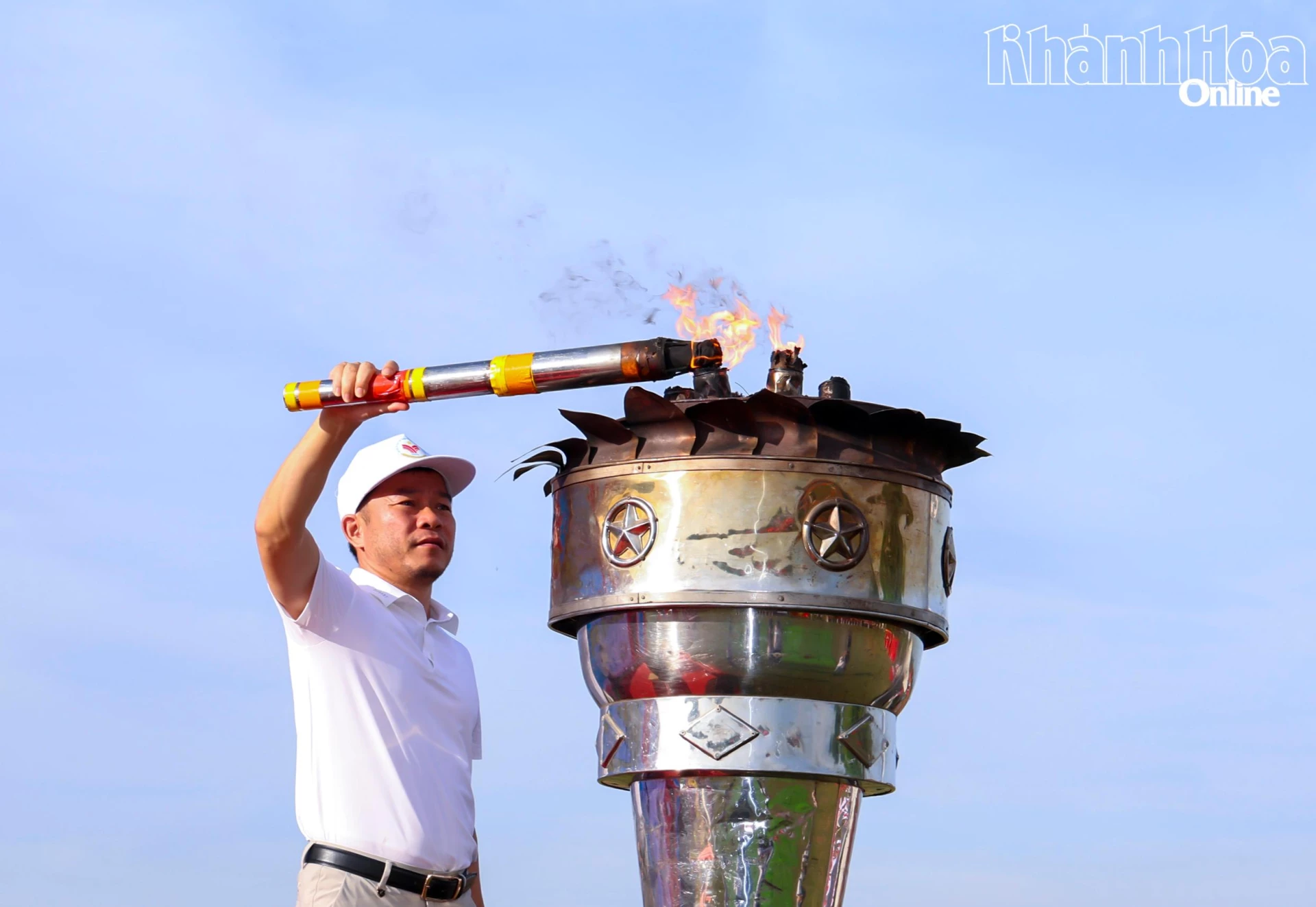 Bí thư Đảng ủy xã Bắc Ninh Hòa Trần Minh Thảo thắp sáng ngọn đuốc Olympic.