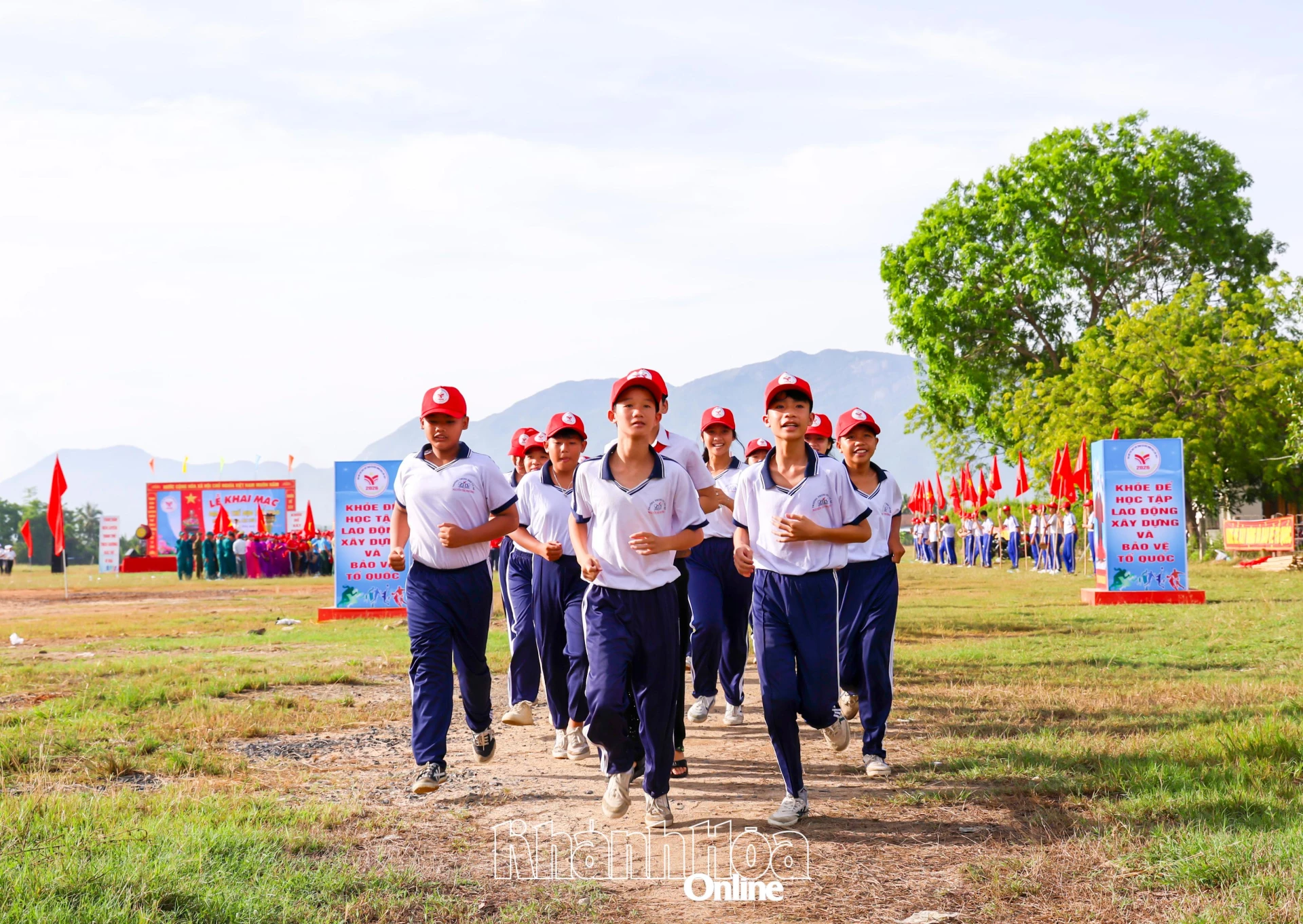 Đông đảo cán bộ, nhân dân, các em học sinh hưởng ứng ngày chạy Olymopic