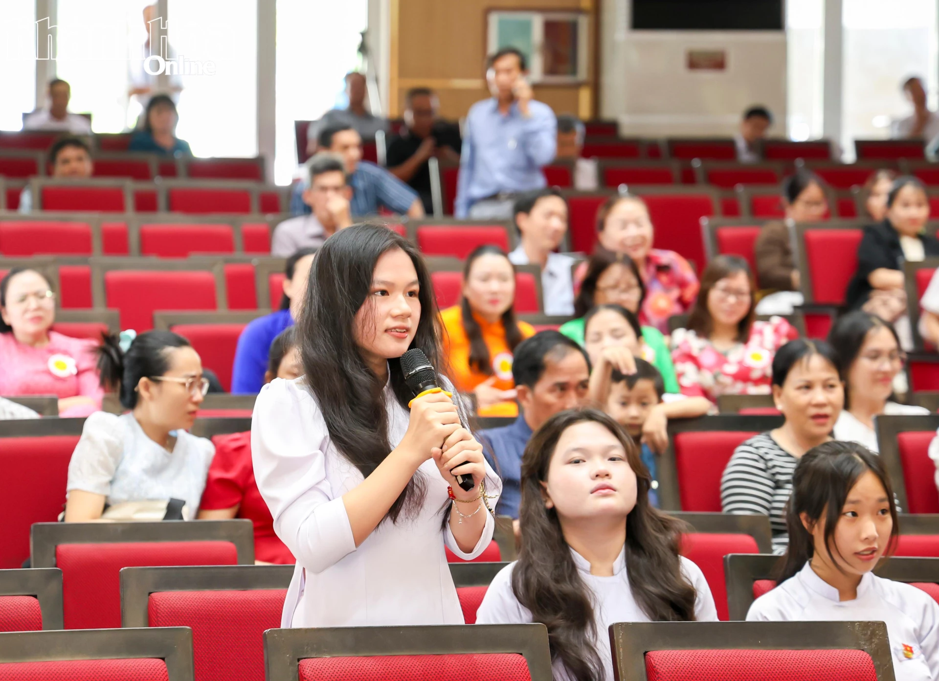 Một khán giả tham gia trả lời câu hỏi giao lưu tại hội thi.