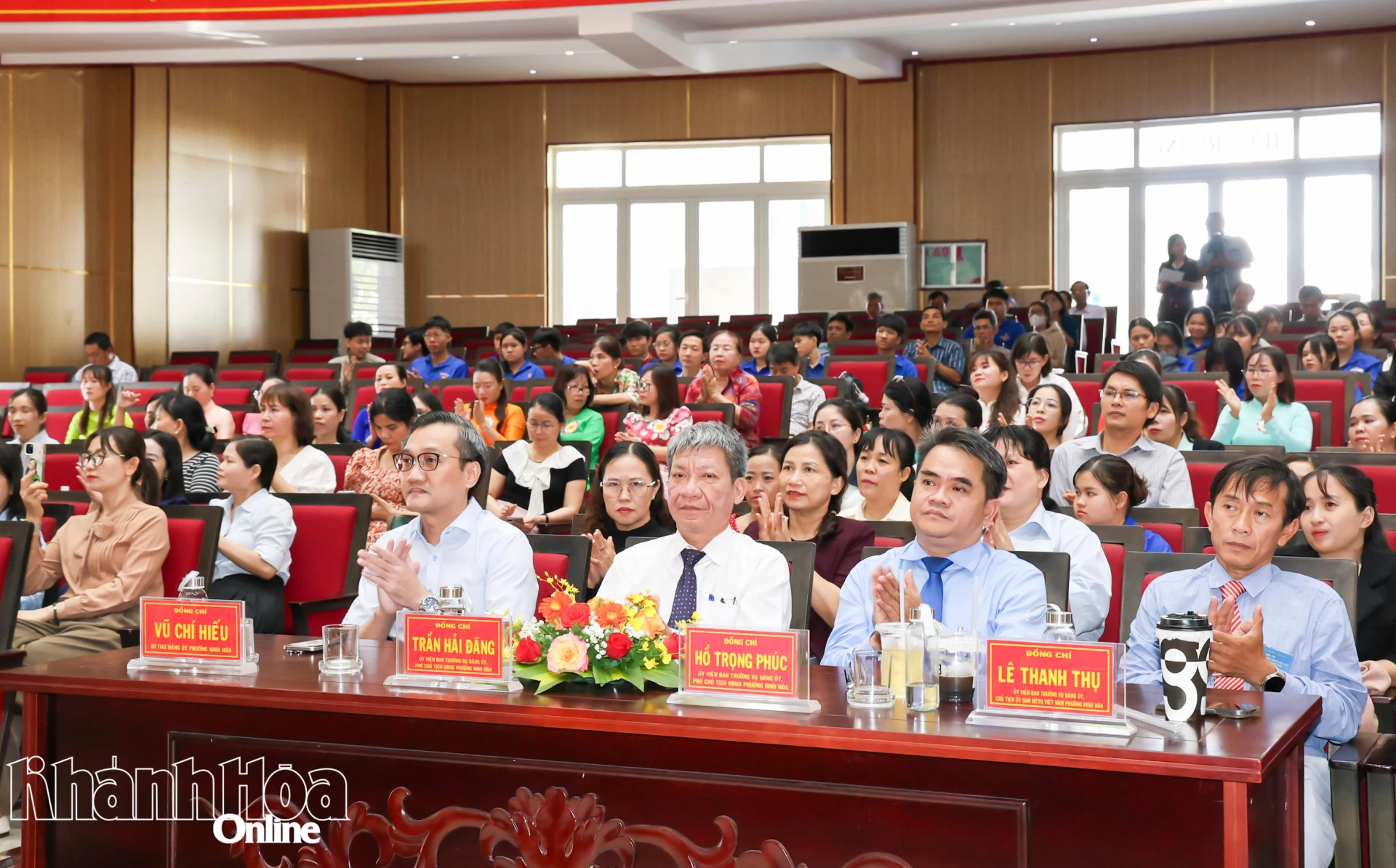 Lãnh đạo phường Ninh Hòa theo dõi hội thi.