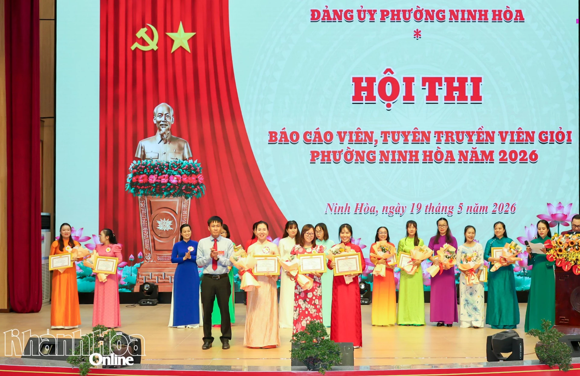 Ban tổ chức trao giải Ba cho các thí sinh.
