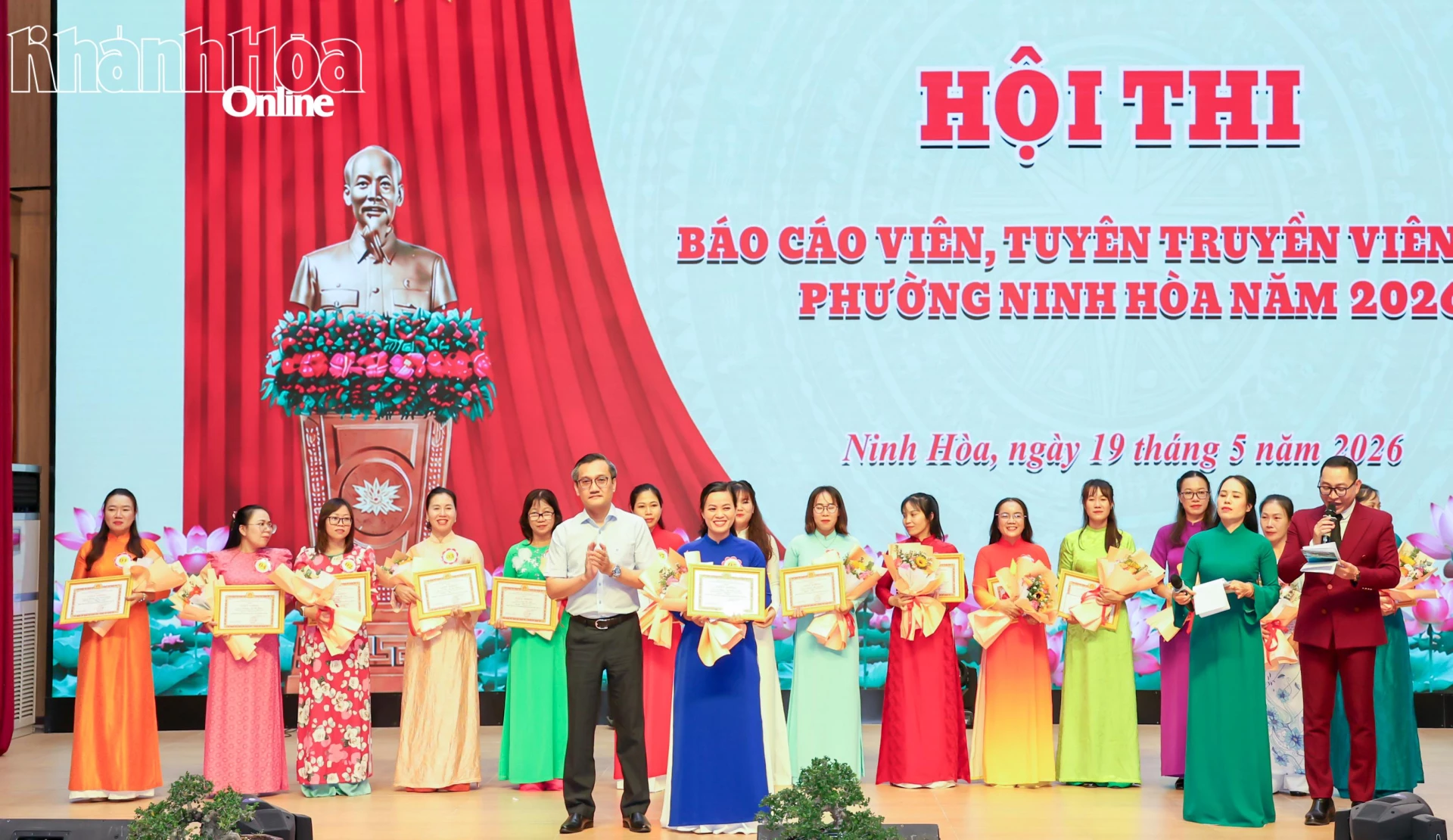 lãnh đạo đảng ủy phường trao giải nhất 