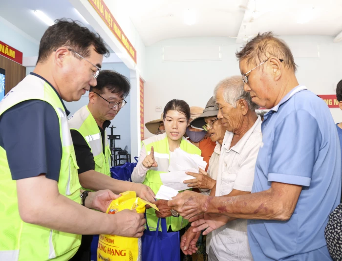Trao 240 suất quà cho người cao tuổi và hộ nghèo, cận nghèo phường Đông Ninh Hòa