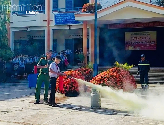Hơn 700 giáo viên, học sinh trải nghiệm kỹ năng phòng cháy, chữa cháy