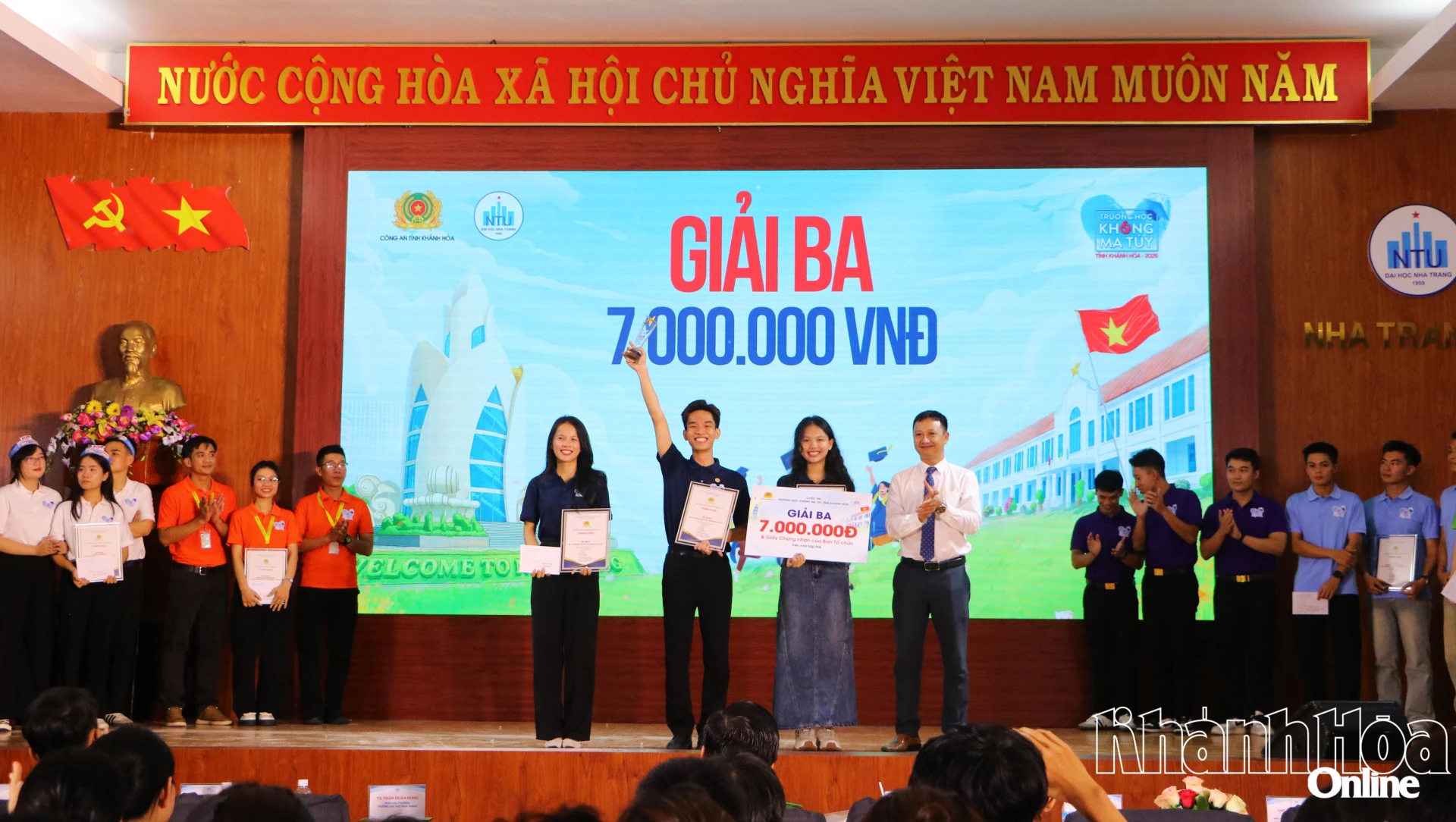 Ban Tổ chức trao giải ba cho Đội Trường Đại học Khánh Hòa.