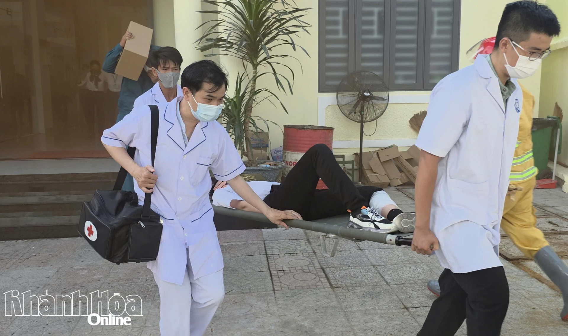 Lực lượng y tế có mặt tại hiện trường, tổ chức sơ tán, cứu chữa người hít phải khói, khí độc do hỏa hoạn. 
