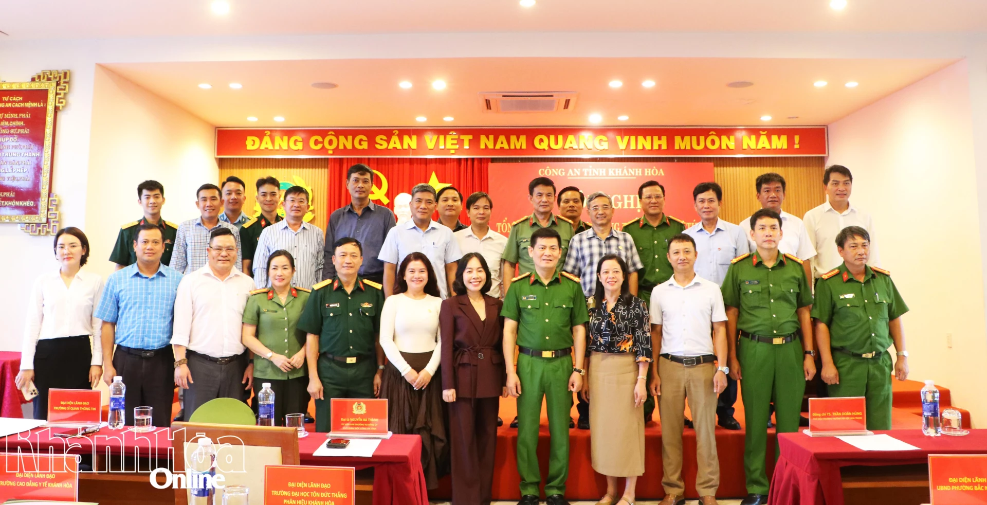 Các đại biểu chụp ảnh lưu niệm.