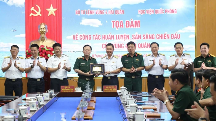 Cán bộ, giảng viên, học viên Học viện Quốc phòng nghiên cứu thực tế tại Vùng 4 Hải quân