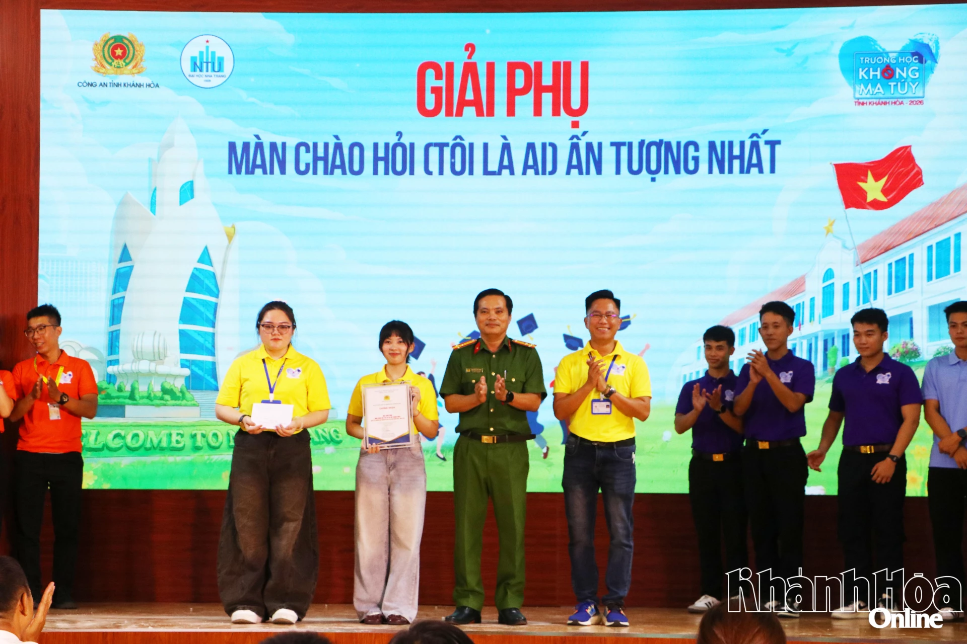 Ban Tổ chức trao giải phụ Màn chào hỏi ấn tượng nhất cho Đội Trường Cao đẳng du lịch Nha Trang.