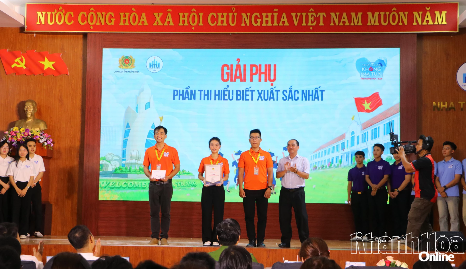Ban Tổ chức trao giải phụ phần thi hiểu biết xuất sắc nhất cho Đội Trường Cao đẳng Y tế Khánh Hòa.