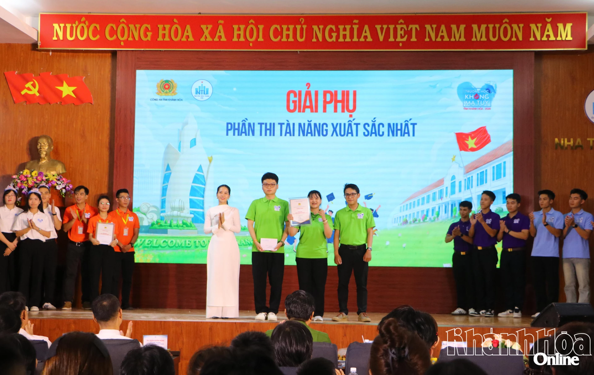 Ban Tổ chức trao giải phụ phần thi tài năng xuất sắc nhất cho Đội Trường Cao đẳng Kỹ thuật Công nghệ Nha Trang.
