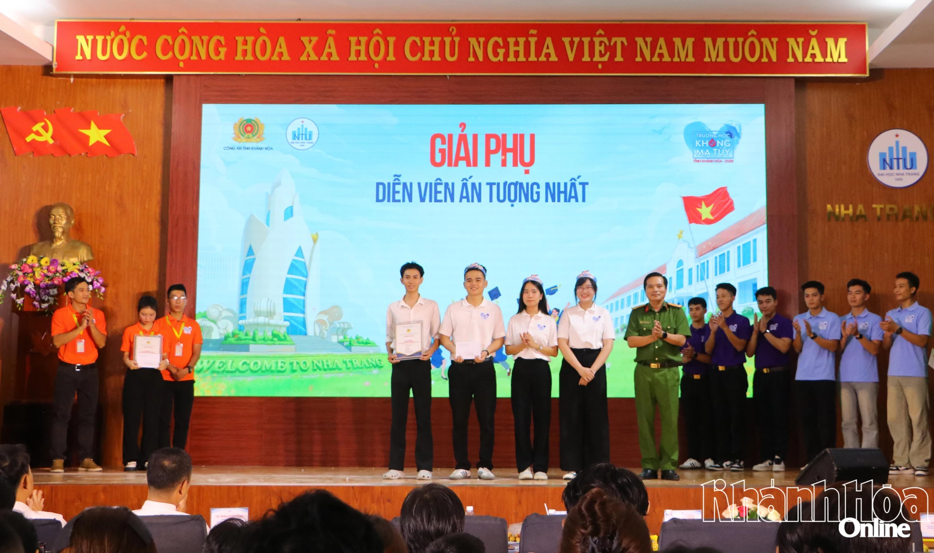 Ban Tổ chức trao giải diễn viên ấn tượng nhất cho thành viên Đội Trường Đại học Tôn Đức Thắng, Phân hiệu Khánh Hoà.