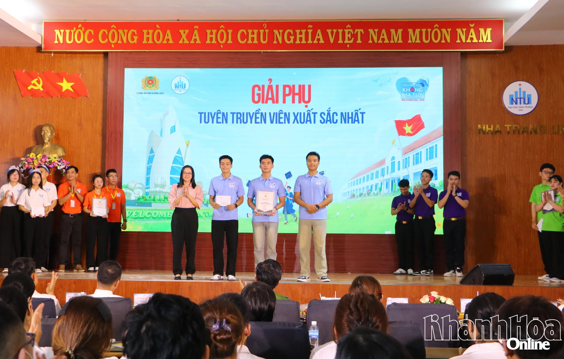 Ban Tổ chức trao giải tuyên truyền viên xuất sắc nhất cho Đội Trường Sĩ quan Không quân.