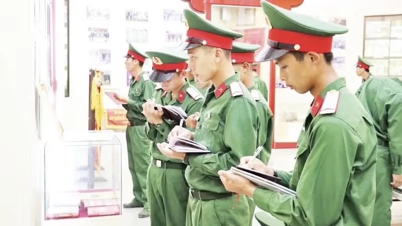 Đổi mới nội dung, phương pháp, hình thức, giáo dục chính trị, tư tưởng giúp cán bộ, chiến sĩ lực lượng vũ trang không ngừng nâng cao trình độ về mọi mặt (Ảnh: BỘ CHỈ HUY QUÂN SỰ THÀNH PHỐ HUẾ)

