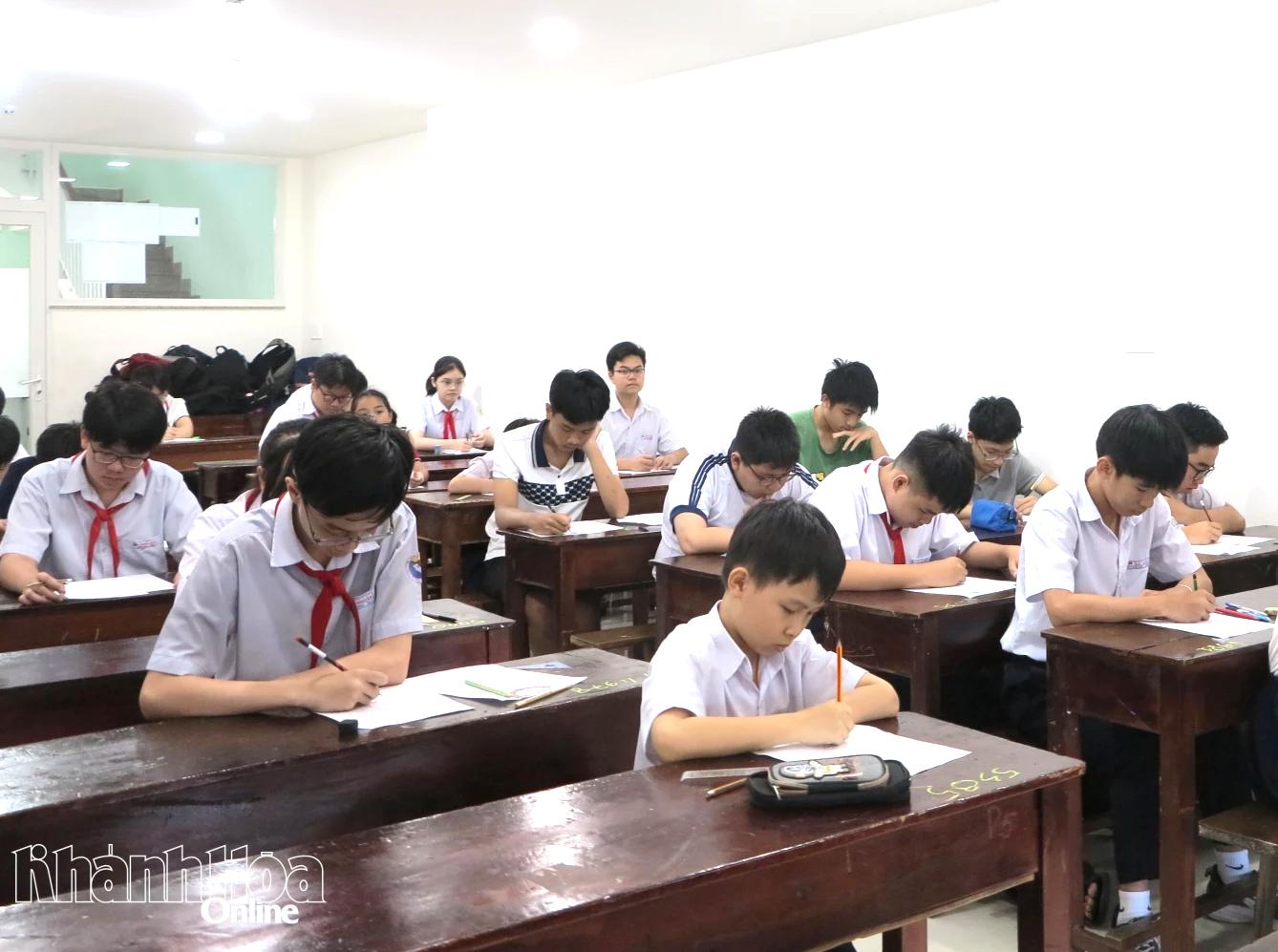 Các thí sinh làm bài tại Hội đồng thi Khánh Hòa. 