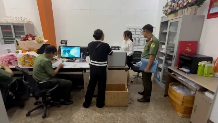 [Video] Kiểm tra phát hiện 20 người nước ngoài có dấu hiệu vi phạm quy định xuất nhập cảnh