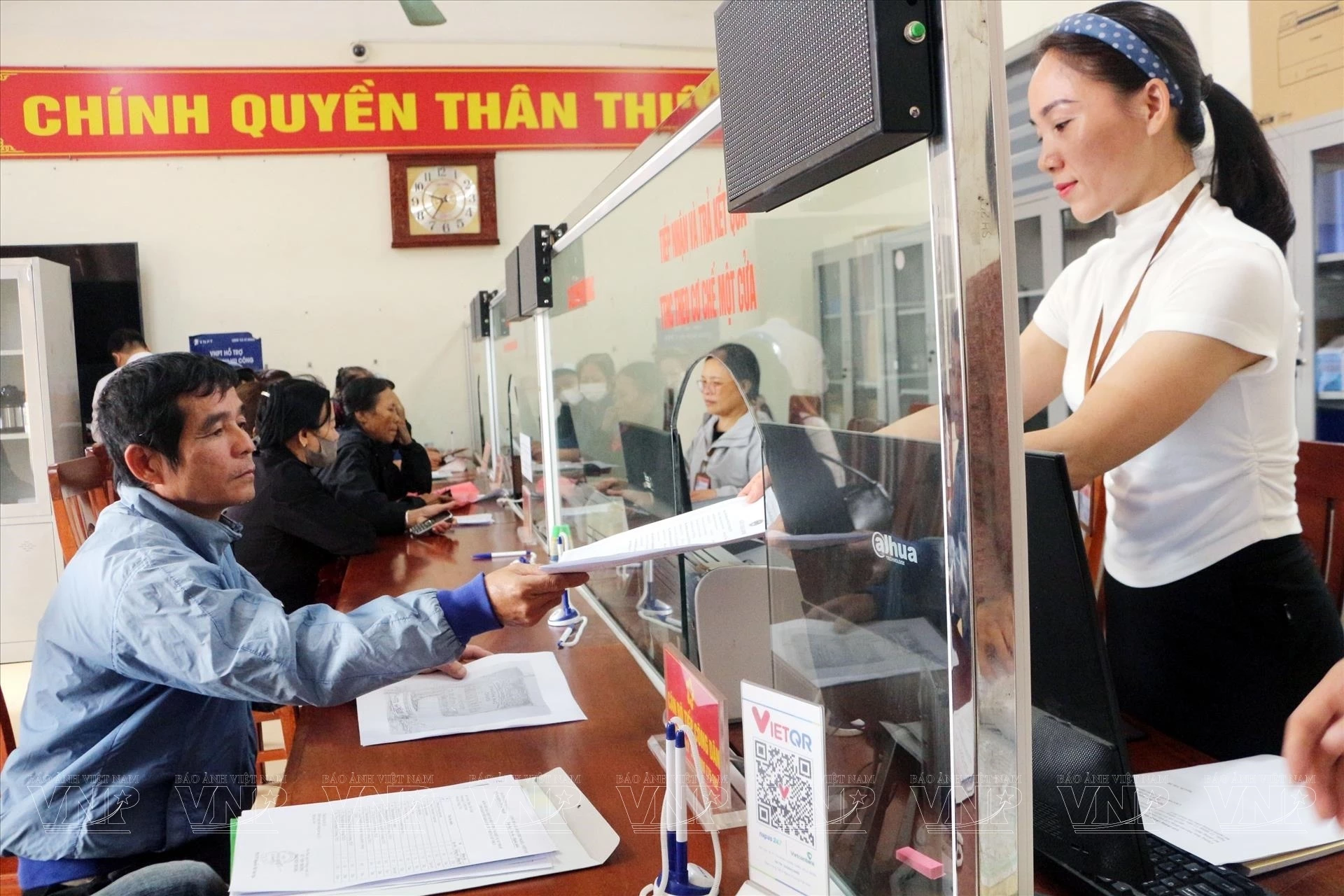 Người dân làm thủ tục tại Trung tâm Phục vụ Hành chính công xã Lý Nhân, tỉnh Ninh Bình _Ảnh: TTXVN

