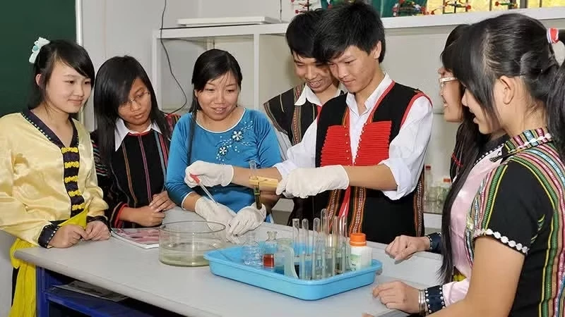 Việt Nam luôn bảo đảm quyền được giáo dục cho mọi người. (Trong ảnh: Giờ học thực hành môn Hóa học của học sinh Trường trung học phổ thông dân tộc Nội trú N’Trang Lơng, Ðắk Lắk). (Ảnh: THU CÚC)

