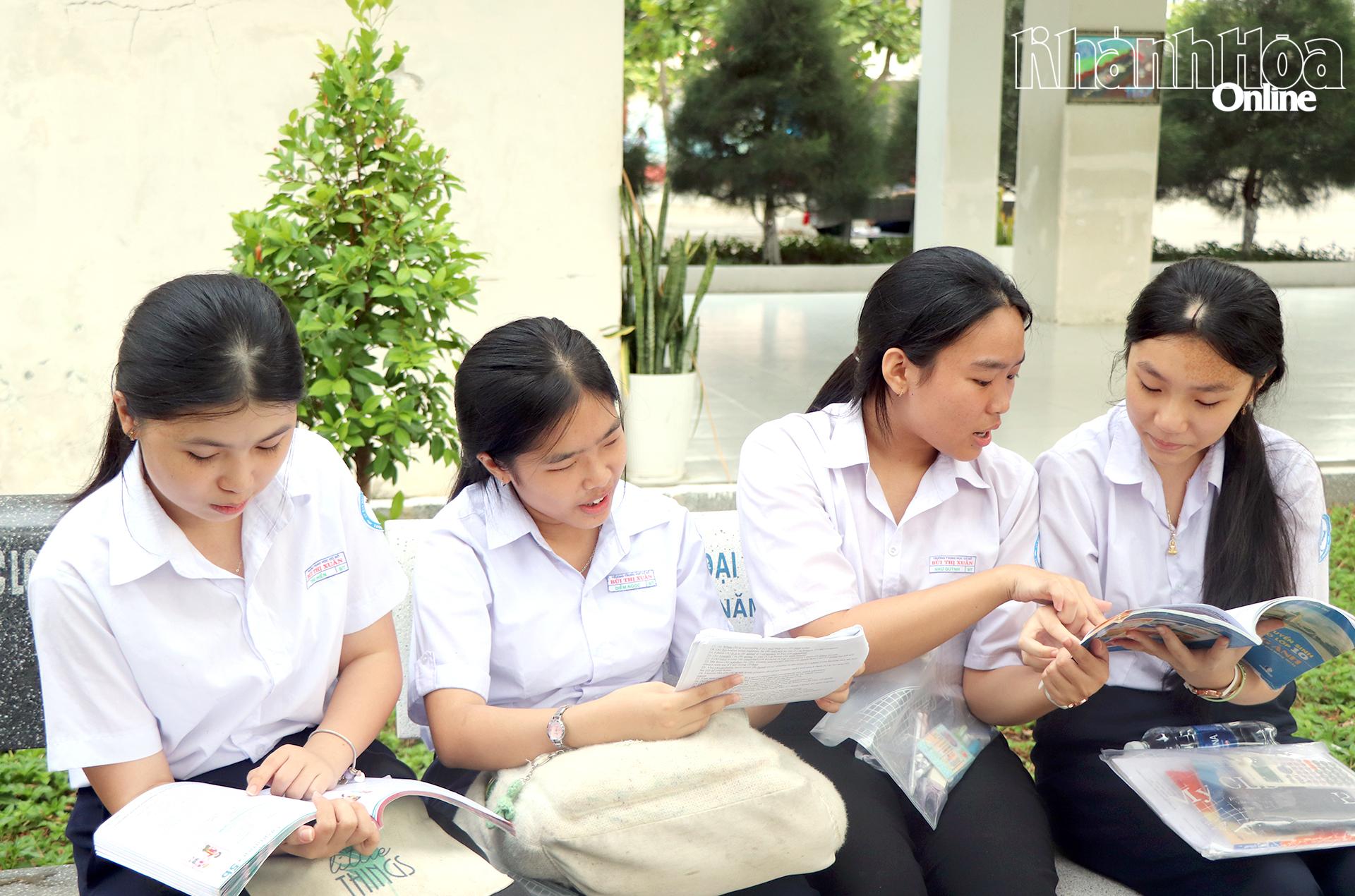 Thí sinh tại điểm thi Trường THPT Phạm Văn Đồng (phường Nha Trang) ôn bài trước giờ thi môn Tiếng Anh.
