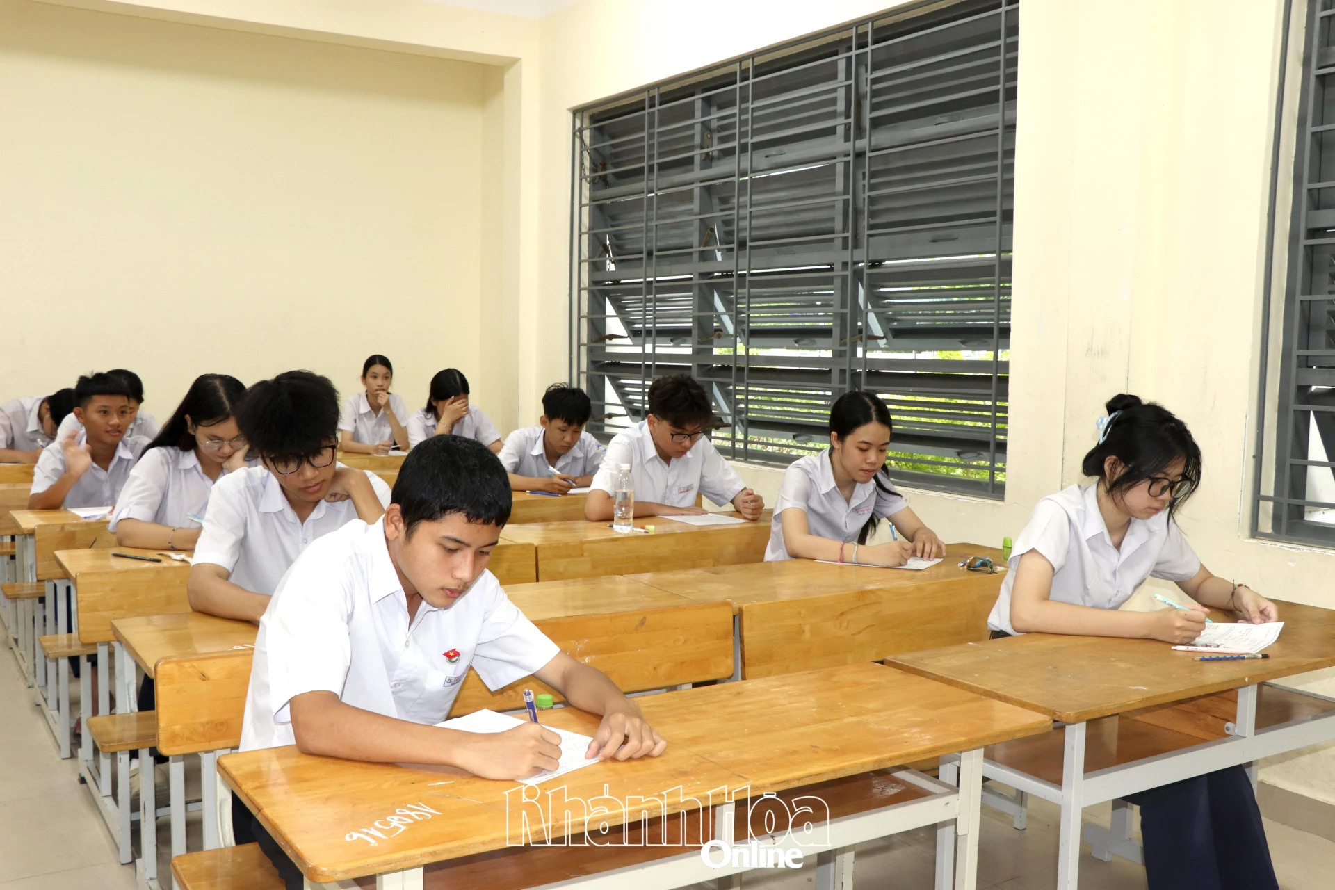 Thí sinh điền thông tin vào giấy thi.