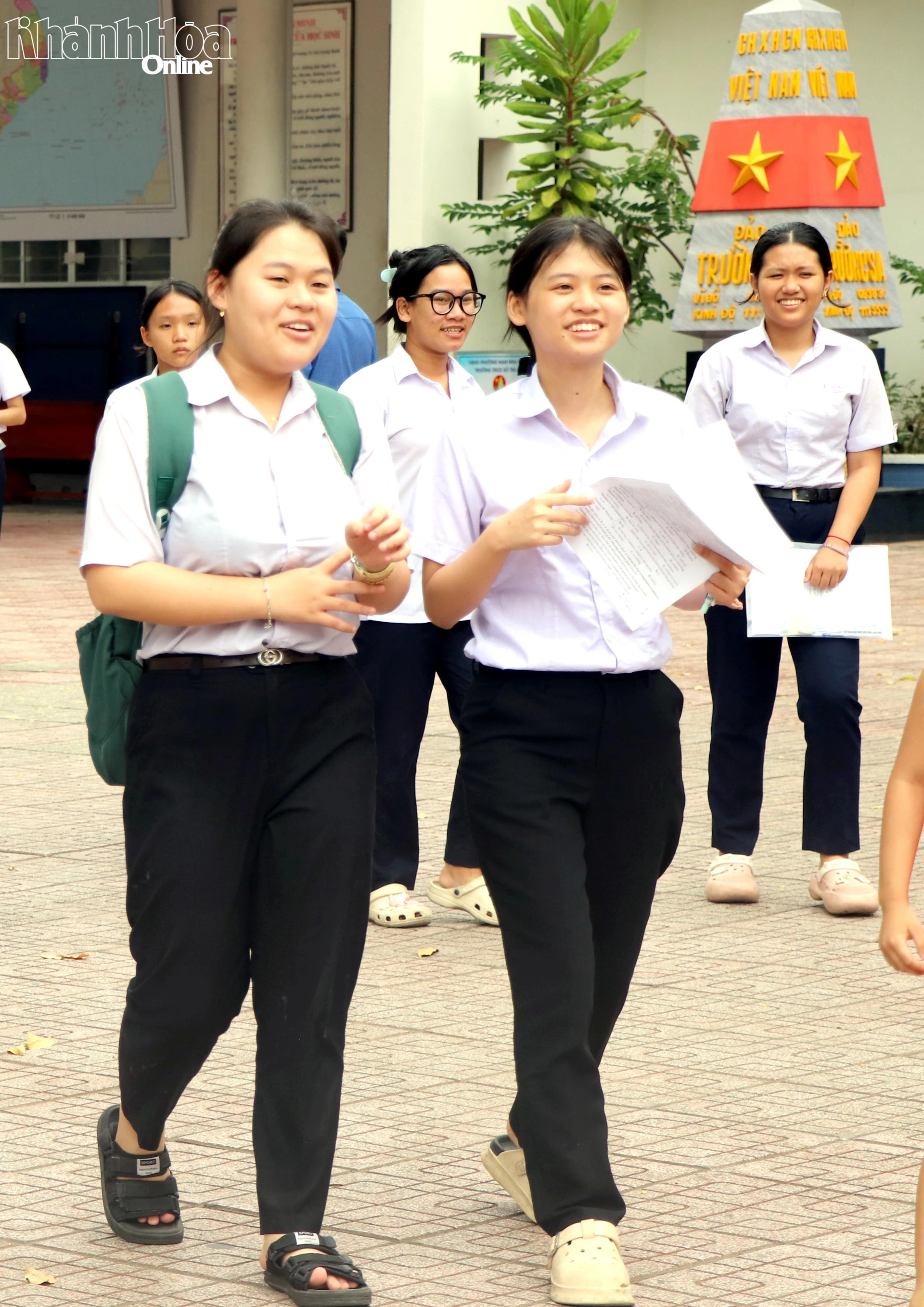 Thí sinh tại điểm thi Trường THCS Võ Thị Sáu (phường Nam Nha Trang) ra về sau khi hoàn thành môn Tiếng Anh.