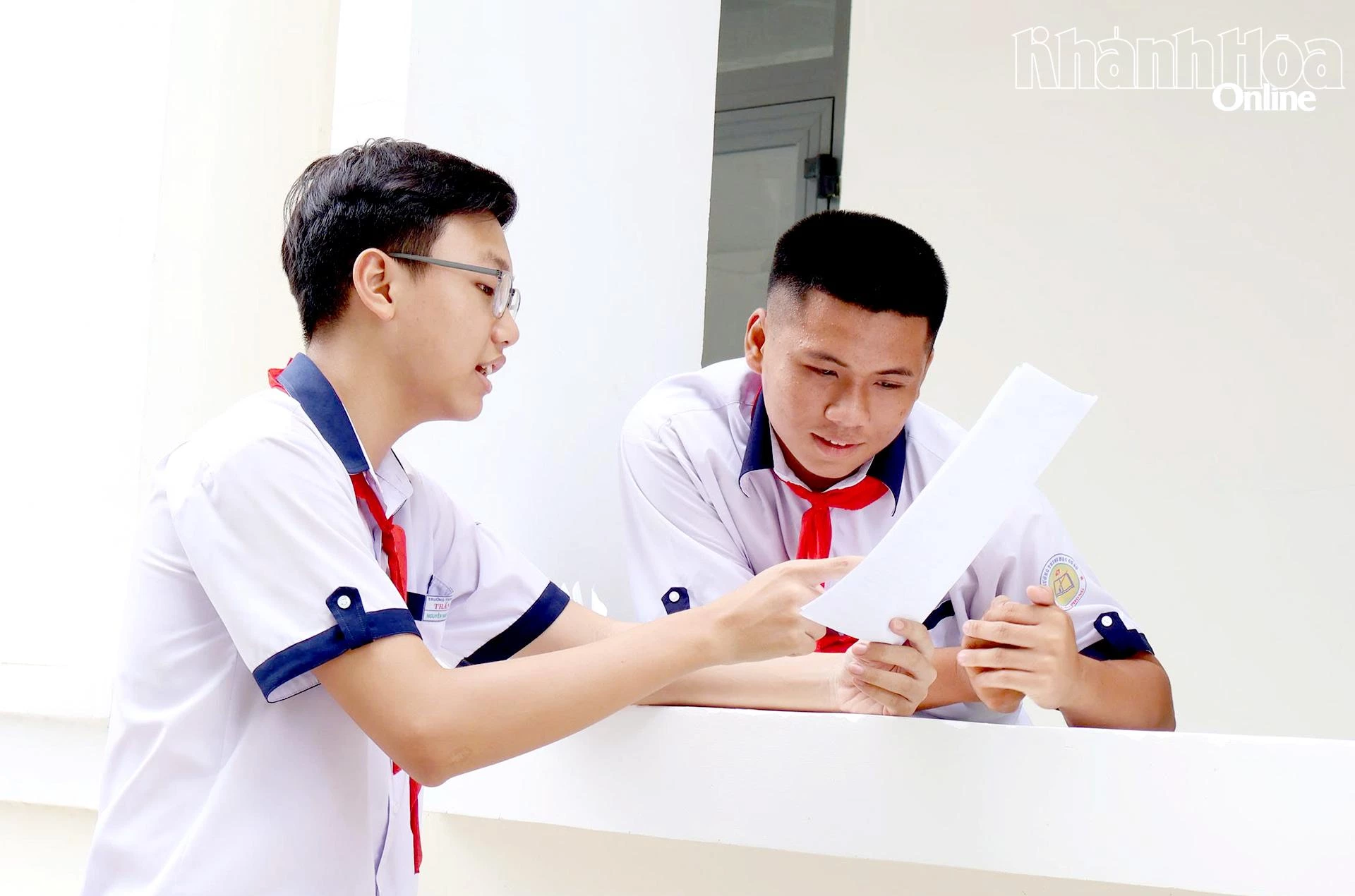 Thí sinh tại điểm thi Trường THPT Nguyễn Trãi - Phan Rang trao đổi bài sau giờ thi môn Tiếng Anh. Ảnh: LÂM ANH