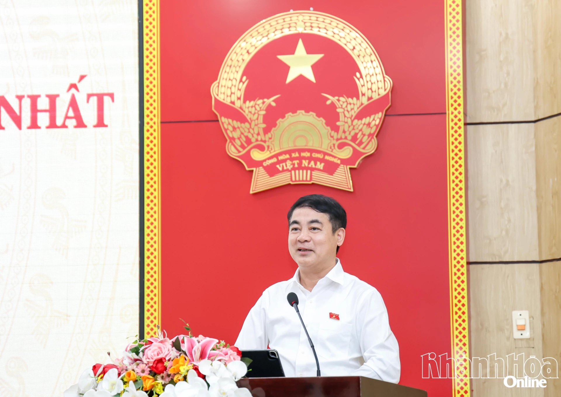 Đồng chí Nghiêm Xuân Thành trao đổi, trả lời các kiến nghị của cử tri.