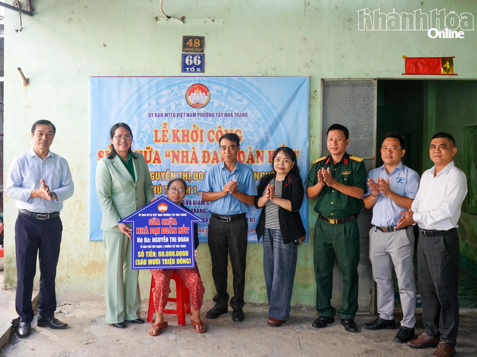 Lãnh đạo phường Tây Nha Trang trao bảng tượng trưng kinh phí sửa chữa nhà cho hộ bà Nguyễn Thị Đoan.