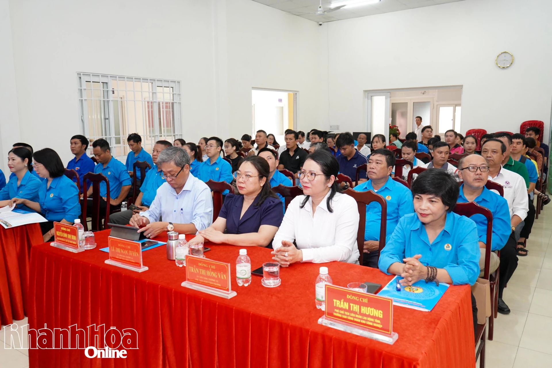 Các đại biểu tham dự buổi lễ.