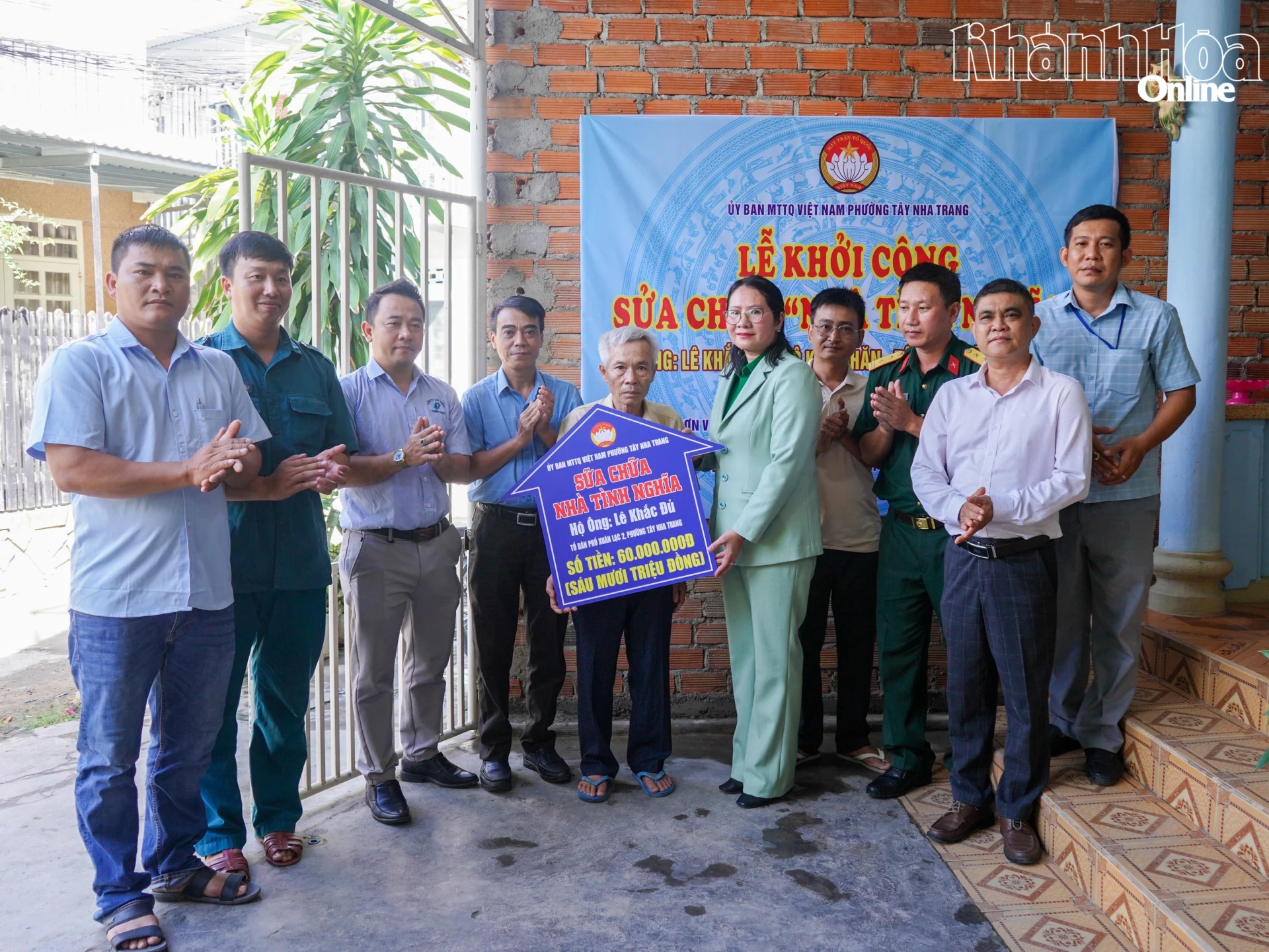 Lãnh đạo phường Tây Nha Trang trao bảng tượng trưng kinh phí sửa chữa nhà cho hộ ông Lê Khắc Đủ.