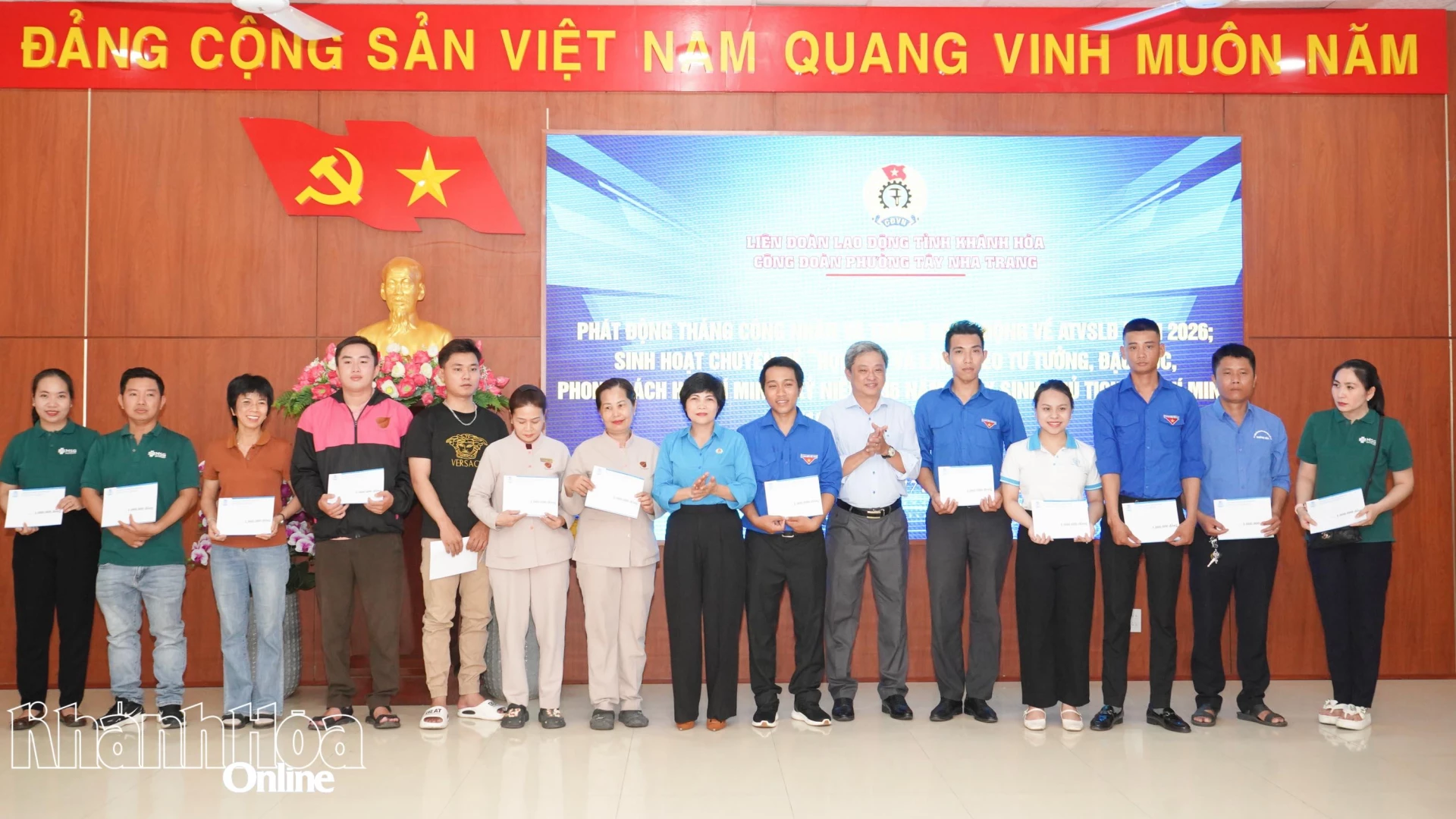 Công đoàn phường Tây Nha Trang tặng quà hỗ trợ đoàn viên, người lao động.