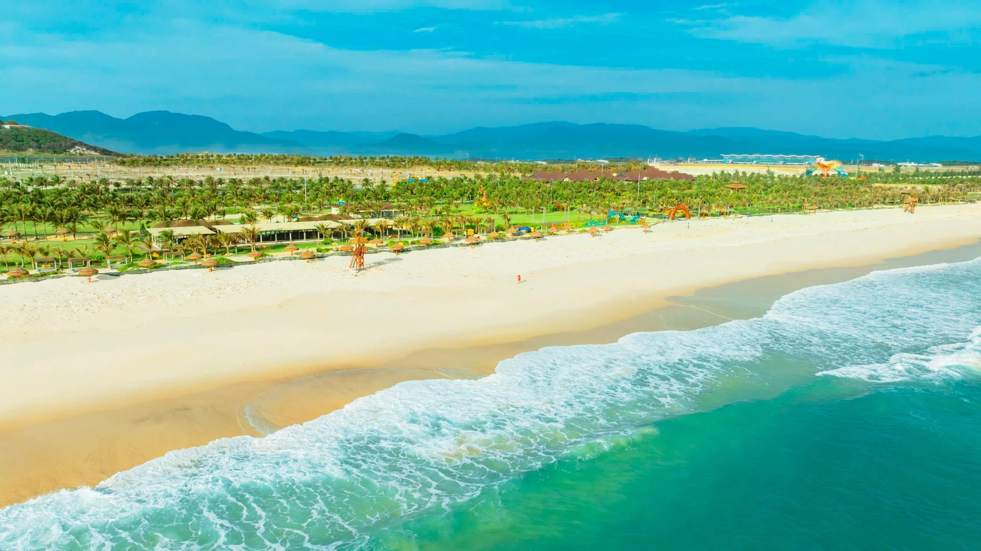 Bãi Dài - Cam Ranh là một trong những bãi biển đẹp nhất Việt Nam – thu hút đông đảo du khách tham quan và trải nghiệm.