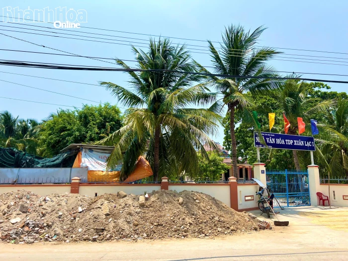 Xà bần đổ trước cổng nhà văn hóa