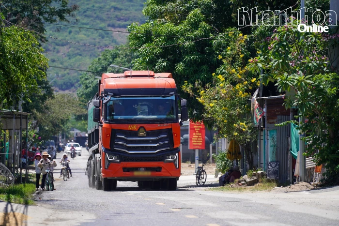 Tăng cường kiểm soát xe chở đá ở Công Hải