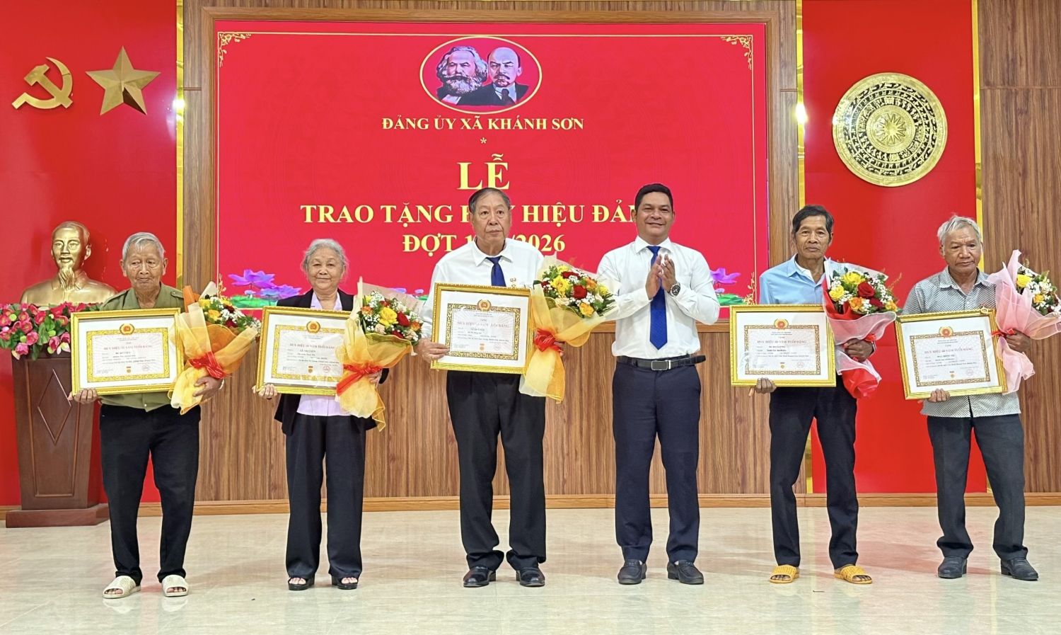 Lãnh đạo xã Khánh Sơn trao Huy hiệu Đảng cho các đảng viên 40-60 năm tuổi đảng.
