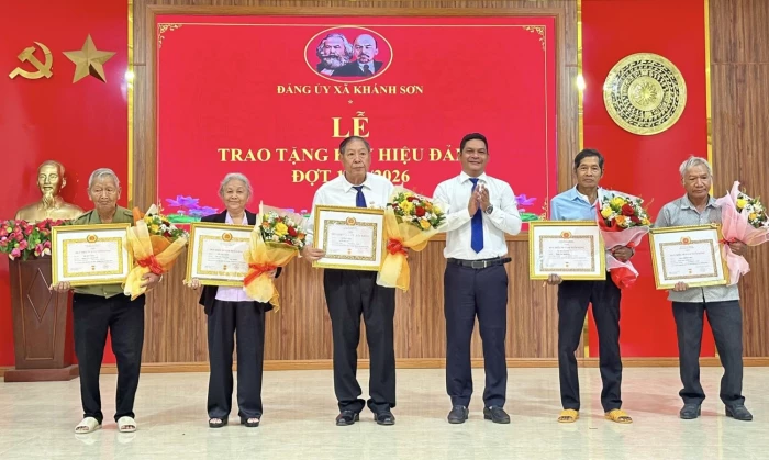 Đảng ủy xã Khánh Sơn trao Huy hiệu Đảng cho 5 đảng viên 