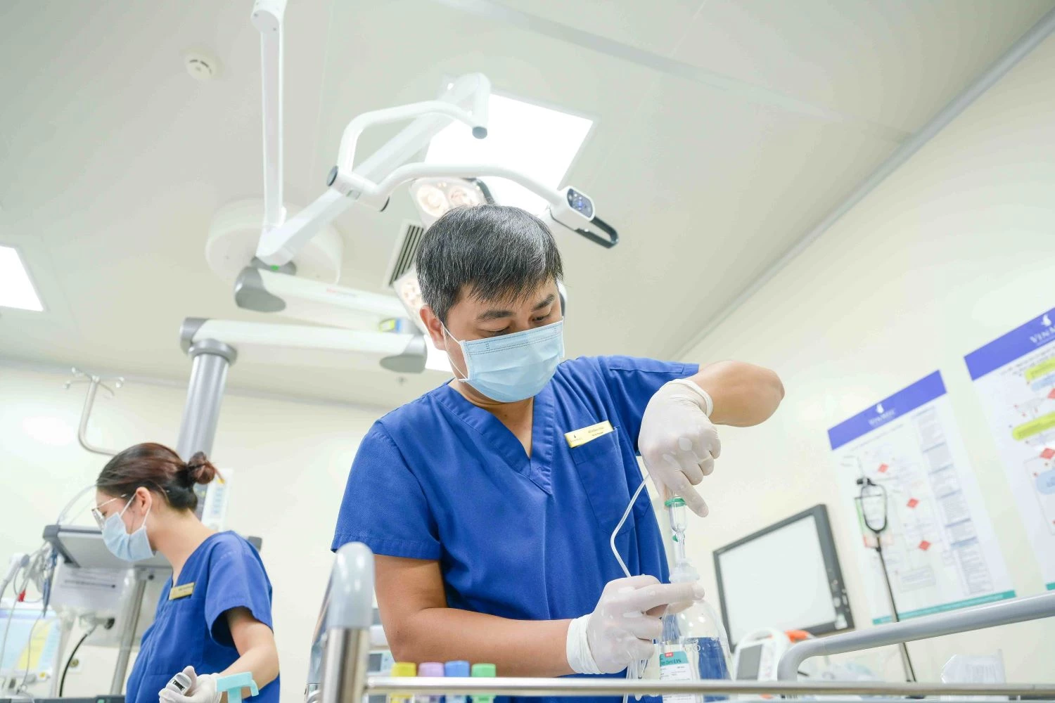 Sự tập trung và thận trọng của ê-kíp trước ca bệnh đặc biệt phức tạp.