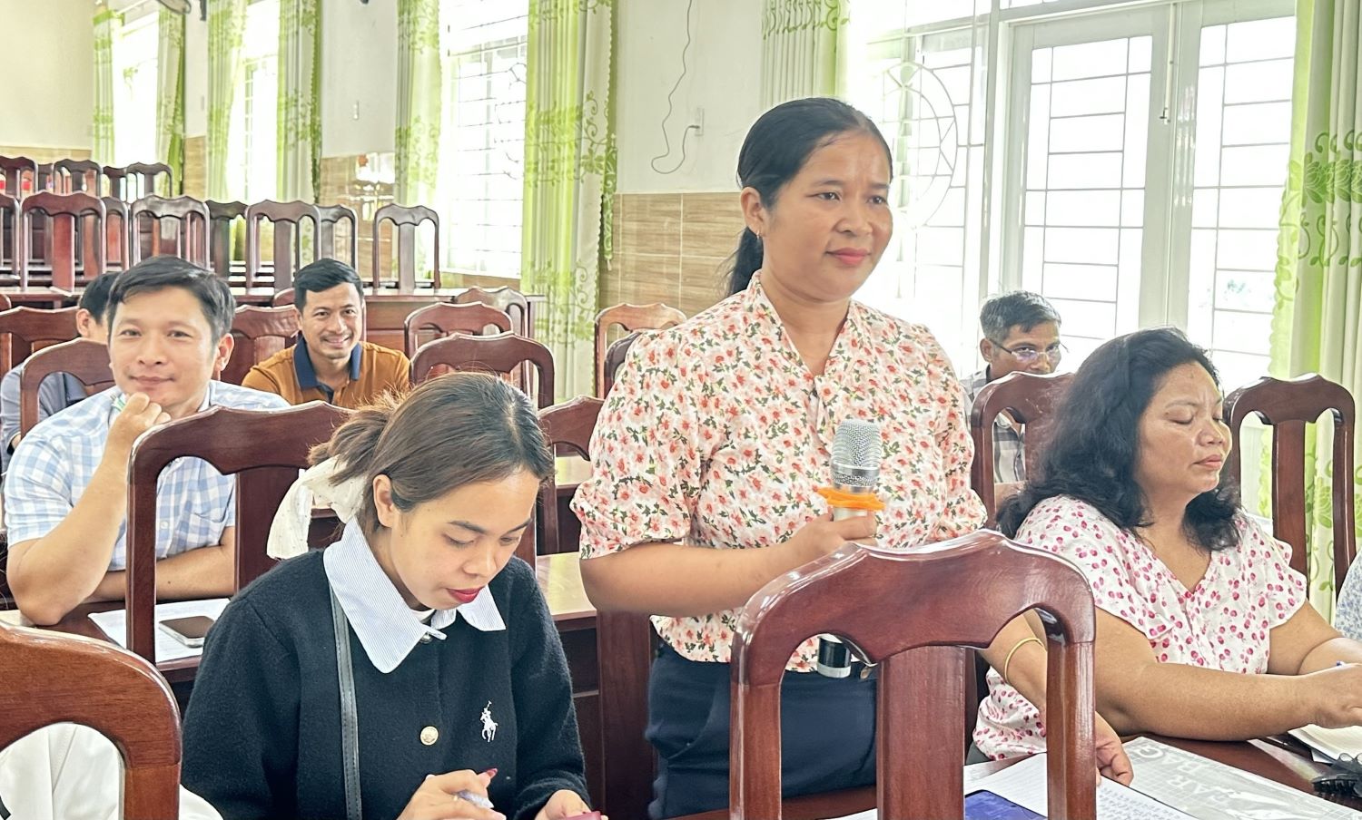 Thí sinh trao đổi, thảo luận tại hội nghị.