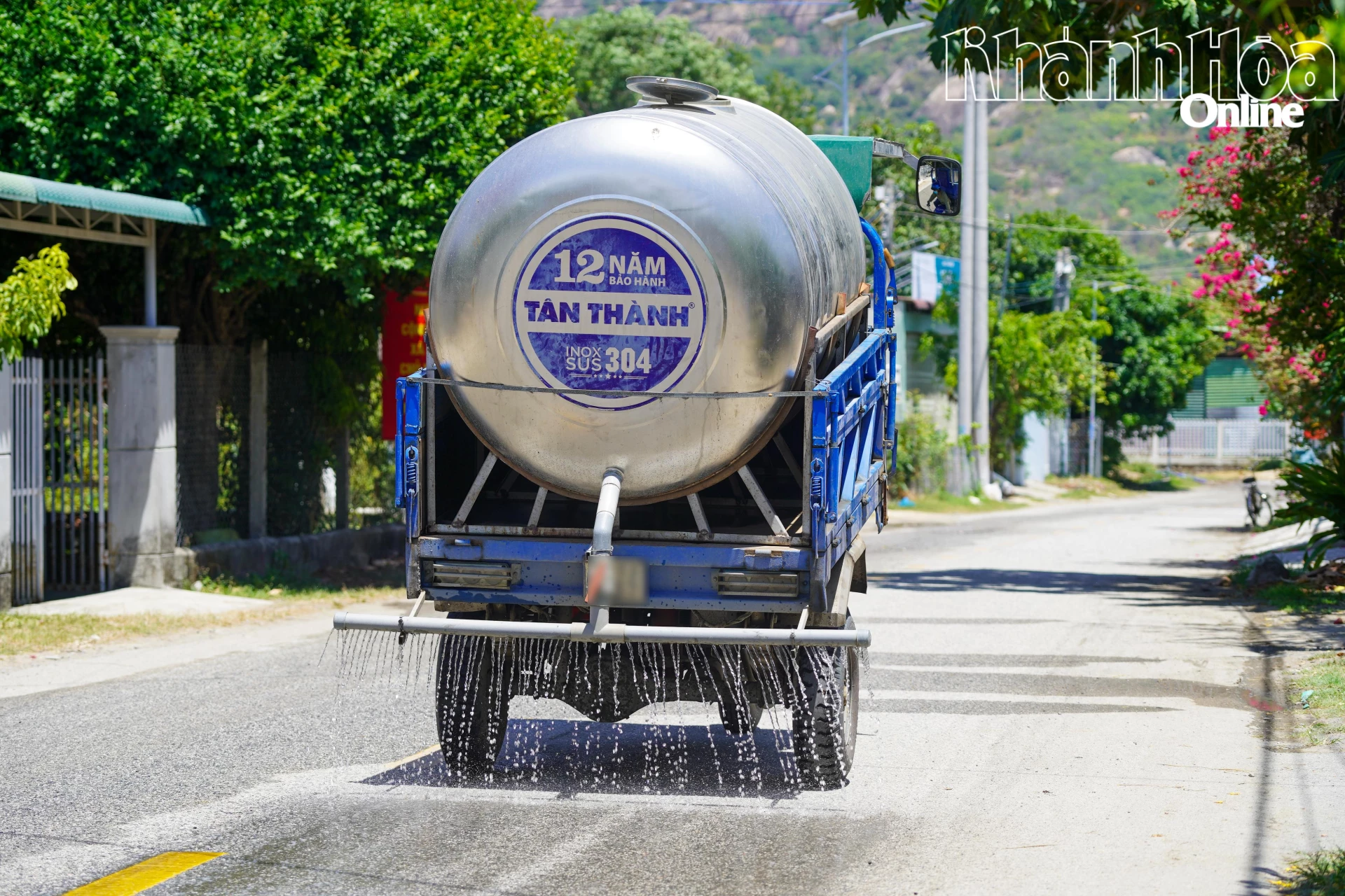 Xe tưới nước, rửa đường giảm bụi trên đoạn đường tỉnh 706 qua khu dân cư tại xã Công Hải.