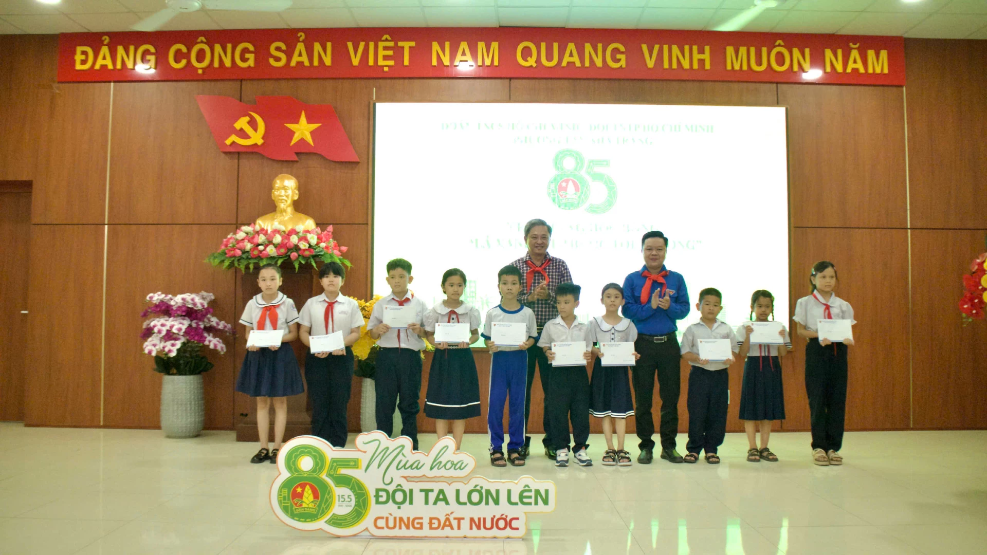 Trao học bổng “Lá Xanh” cho các em thiếu nhi có hoàn cảnh khó khăn vươn lên trong học tập và cuộc sống.