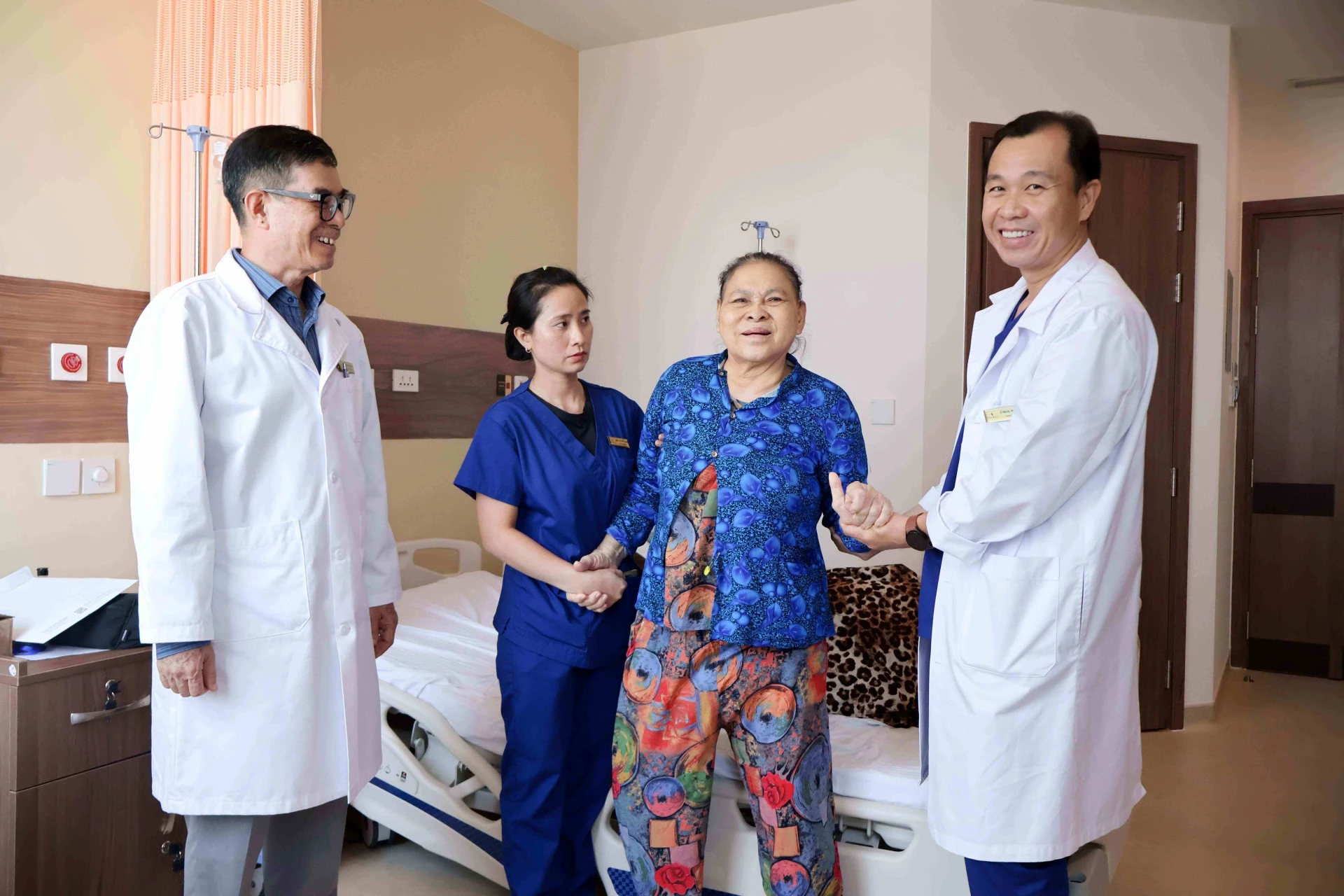 Sau phẫu thuật, bệnh nhân hồi phục tốt, giảm đau rõ rệt và vận động cải thiện dần.