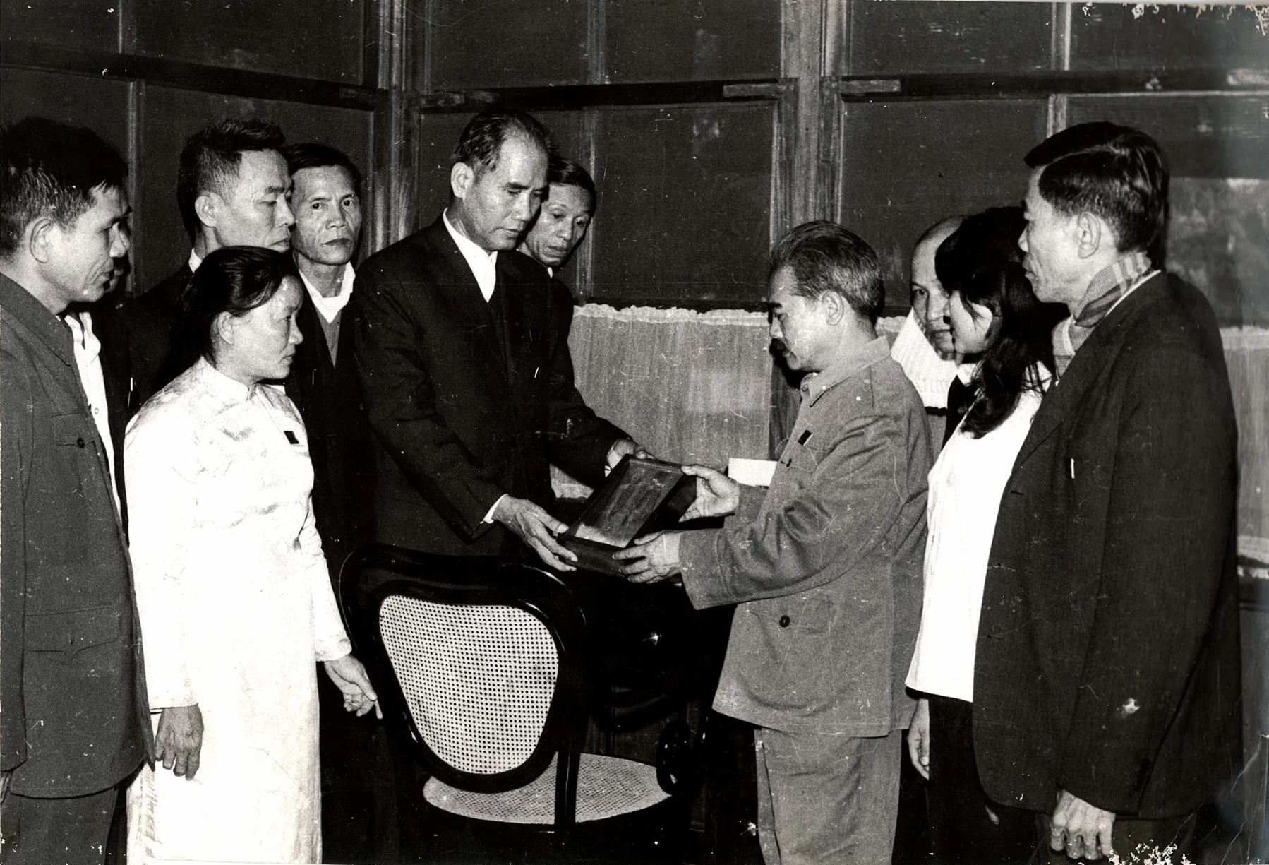Đồng chí Nguyễn Xuân Hữu - cố Bí thư Tỉnh ủy trao cho Bảo tàng Hồ Chí Minh hiện vật là 3 củ sâm Bác Hồ tặng. Ảnh tư liệu Ban Tuyên giáo và Dân vận Tỉnh ủy