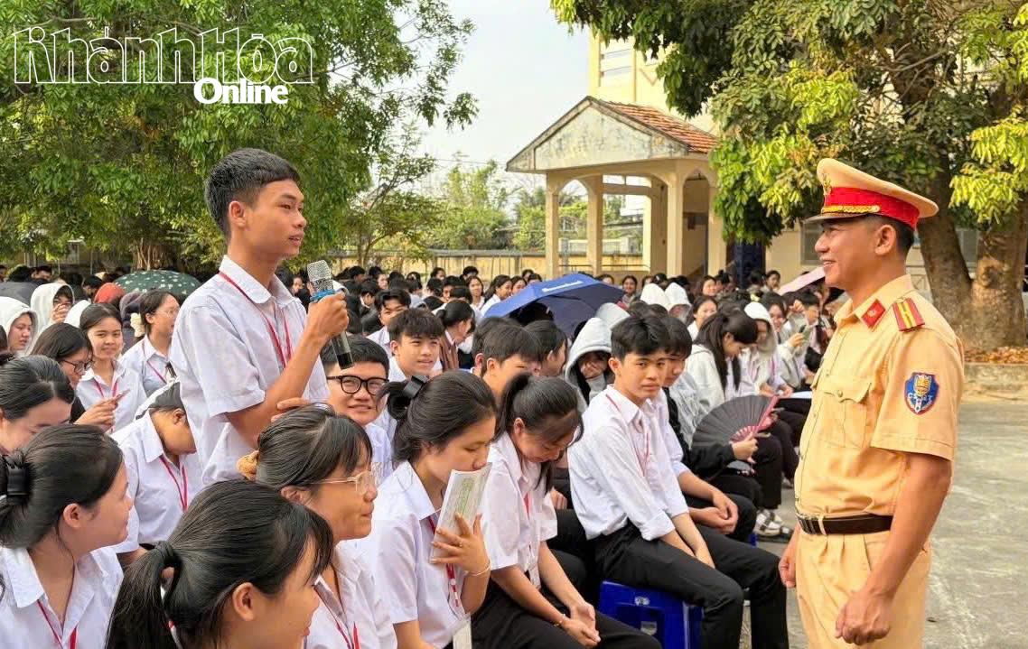 Cảnh sát giao thông tuyên truyền an toàn giao thông cho học sinh Trường THPT Nguyễn Chí Thanh (phường Ninh Hòa).