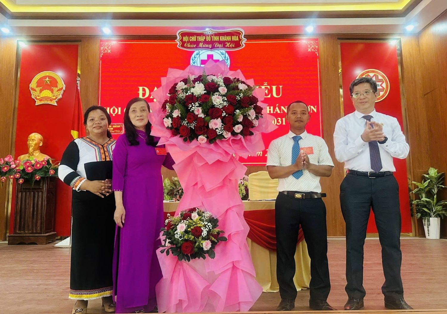 Lãnh đạo Hội Chữ thập đỏ tỉnh tặng hoa chúc mừng đại hội.
