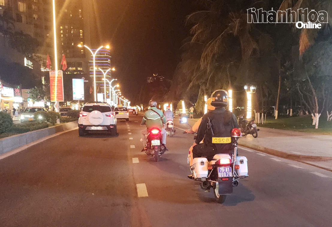 Lực lượng Cảnh sát giao thông tuần tra trên đường Trần Phú