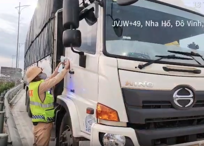Xử lý tài xế xe tải không có giấy phép lái xe chạy trên đường bộ cao tốc